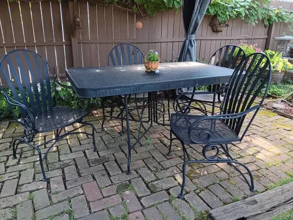 patio table w chaires
