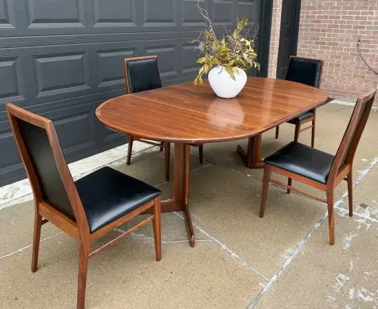 Fabulous Dillingham mid century walnut dining set