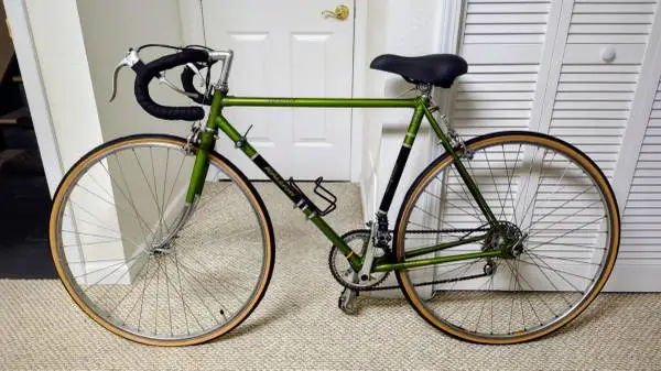 Vintage Raleigh Grand Prix Road Bike with Selle Royal Gel Comfort Seat (MSRP: $4