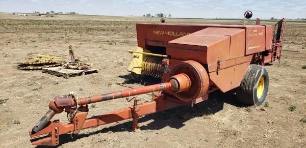 NEW HOLLAND 425 Small square Baler-- Or Best Offer