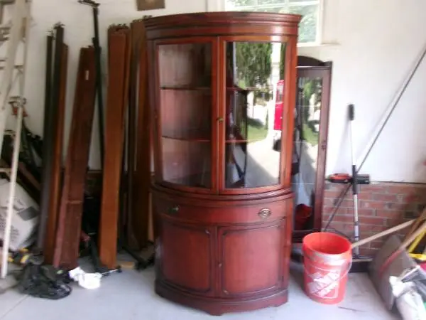 1940S MAHOG BOWED GLASS CORNER CABINET (PIC)