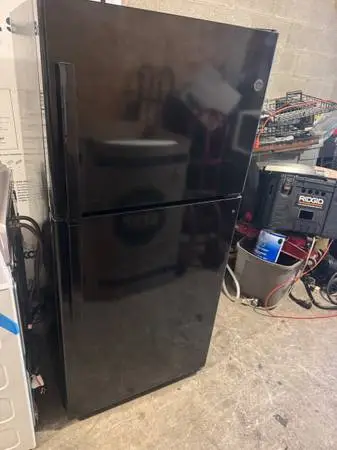 GE BLACK refrigerator top freezer