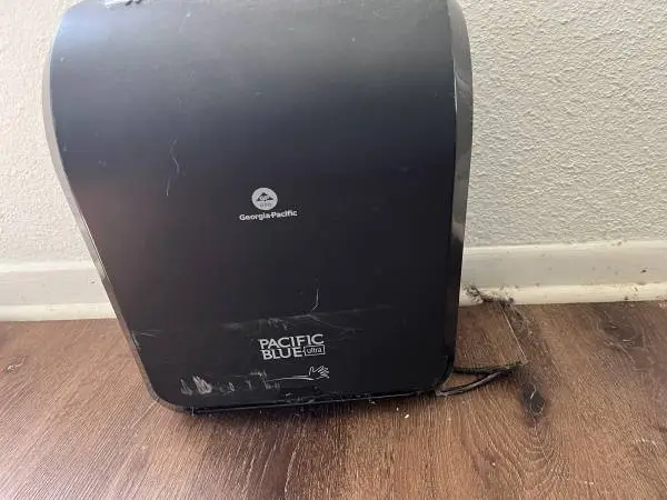 automatic paper towel dispenser works well
