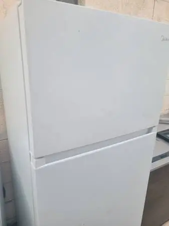 Late model Refrigerator Mid Size 30 inch wide