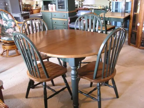DINING TABLE W/LEAF AND FOUR MATCHING CHAIRS