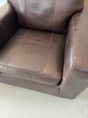 •LeAtHeR Chair