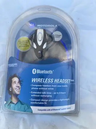 NEW Motorola Easy-Install Bluetooth Car Kit HF820 --E23