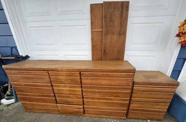 Matching OAK Chester drawers Bedroom set w/matching oak trimmed mirro.