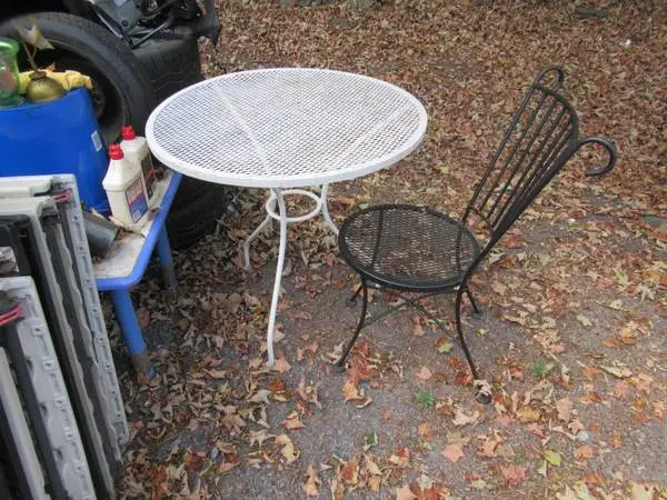 VINTAGE METAL TABLE w CHAIR