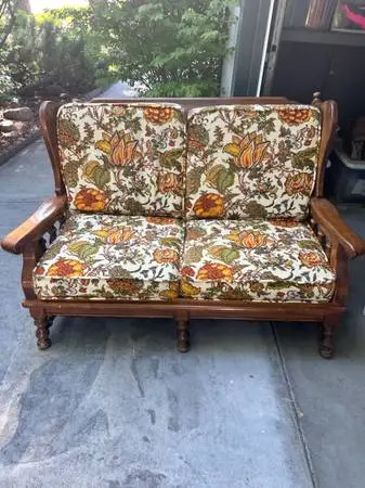 SET OF SUPER CUTE VINTAGE LOVE SEATS