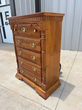 PRICE REDUCED Flawless 5 Drawer Light Knotty Pine Chest of Drawers