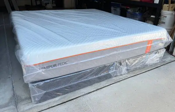 BRAND NEW king size TempurPedic Tempur-Contour