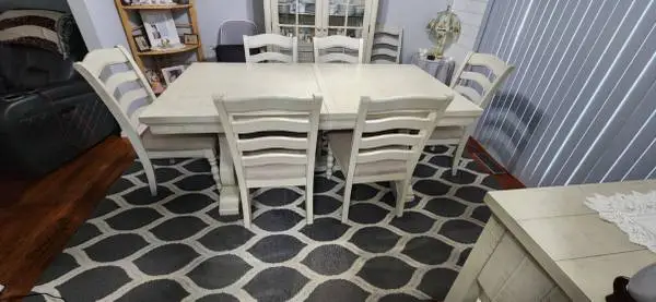 Beautiful dining table and 8 chairs
