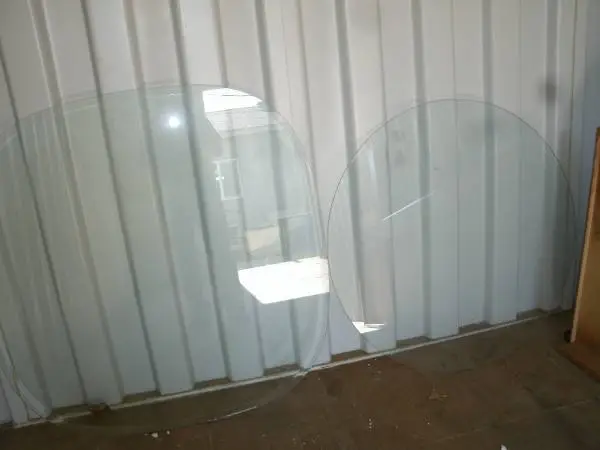 2 Pieces of table top glass, round and rounded square