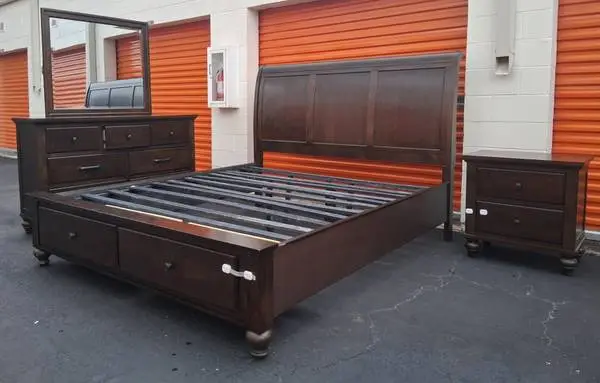 King size bedroom set Good Condition