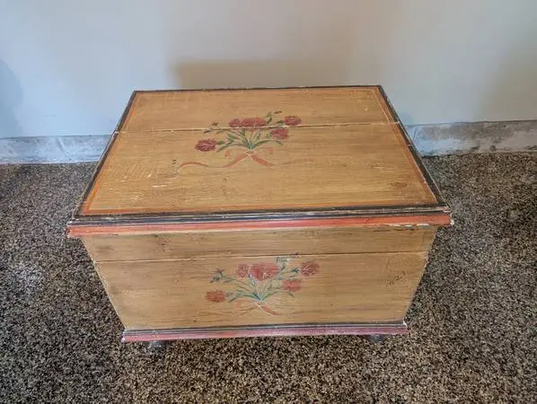 ANTIQUE PAINTED CHEST WITH BUN FEET