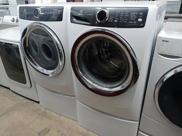 ★Electrolux front load washer and dryer set on pedestals