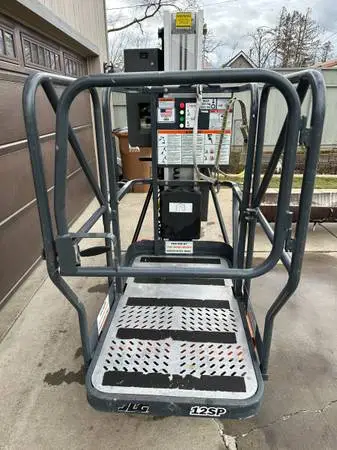 JLG INDUSTRIES INC 12SP ELECTRIC VERTICAL LIFT 500 LBS