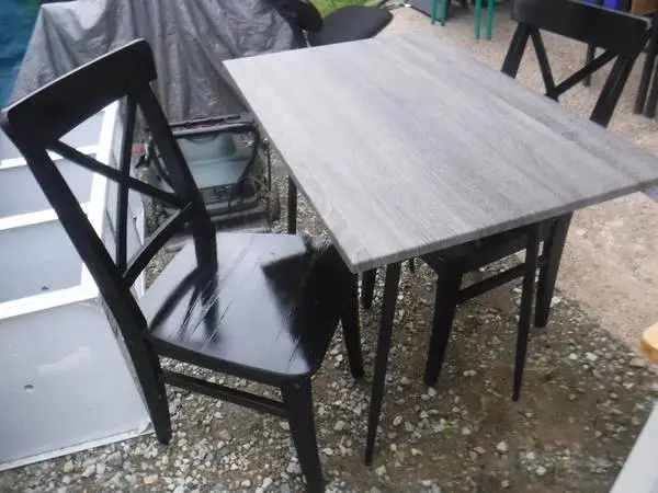 Modern Table and 2 Chairs