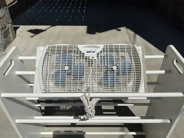 🔴 Fan,  (1) small window dual fan. Like New !! 💥Reduced !!