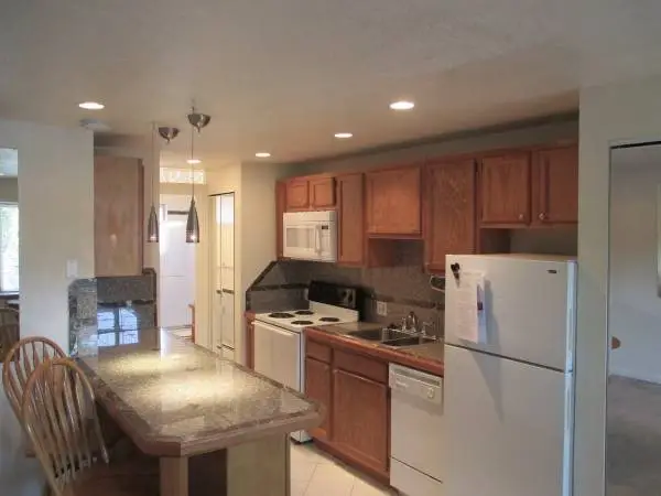 1 MONTH FREE! Pet-friendly TOP FLOOR STUDIO for PRE-LEASE (640-310)