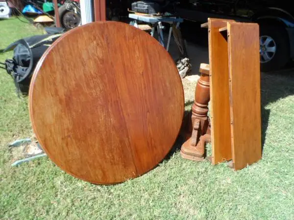 ROUND OAK TABLE