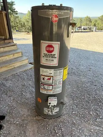 40 GAL N.G. WATER HEATER USED 2 MONTS