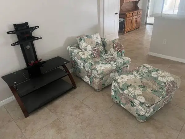 Flowery Chair with Ottoman