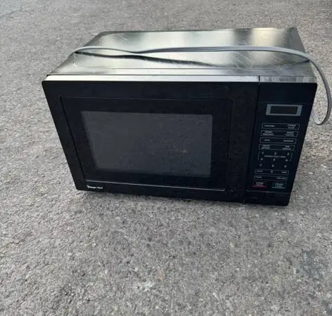Microwave oven (free local delivery)