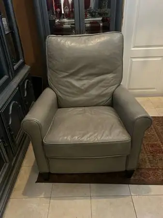 QUALITY LIKE NEW REAL LEATHER RECLINER CAN DELIVER LOCAL IF NEEDED