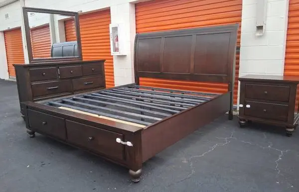 King size bedroom set with mirror