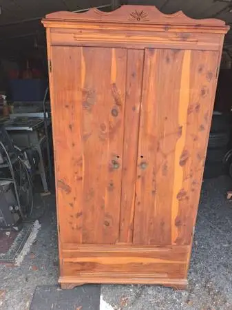 Closet cabinet ceder