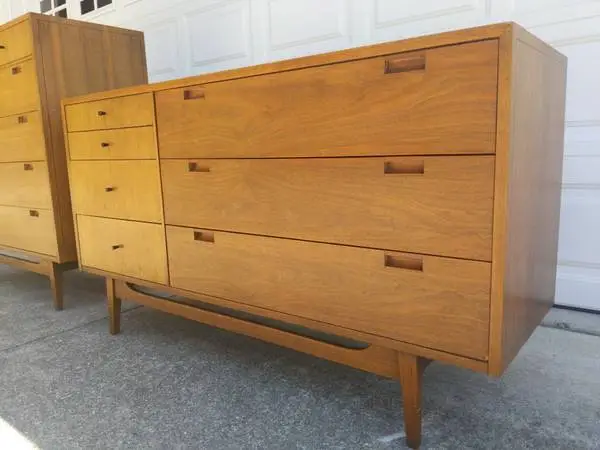 MCM Excellent American of Martinsville Bedroom Dresser Set