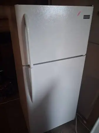 White eighteen cubic foot refrigerator
