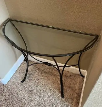 Side, end and console tables
