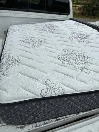 Nice clean bed, Queen Mattress and Box Set