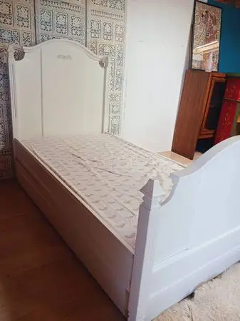 Shabby chic pretty barn twin trundle bedframe with mattress