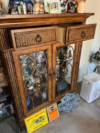BROYHILL DISPLAY CABINET