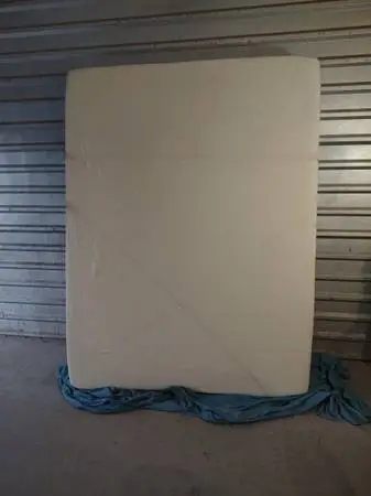 🟢 memory foam queen size mattress in good condition and clean 🟢