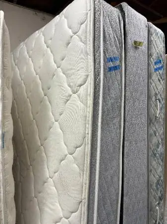 QUEEN Mattress and Box Set,  Super clean bed