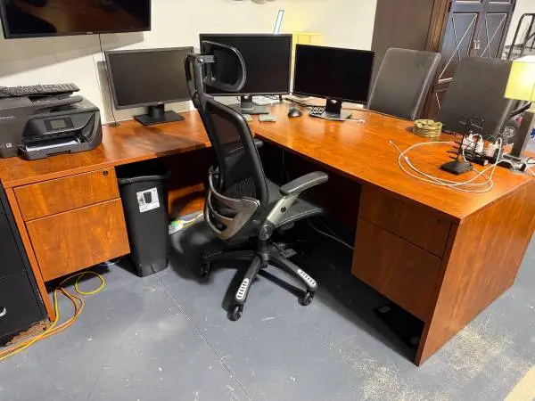 Corner/L shaped office desk