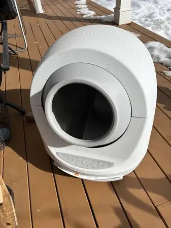Leos Loo smart self-cleaning litter box
