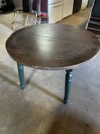 Round rustic Pine wood Table in good shape