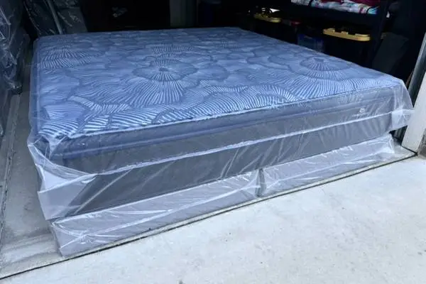 BRAND NEW king size pillow top Serta Perfect Sleeper