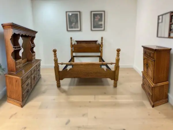 Vintage American Drew Brown Oak 4-Piece Bedroom Set