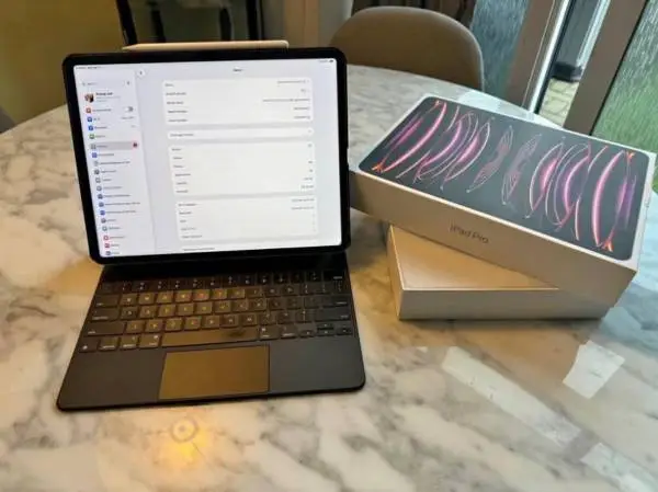 iPad Pro 6th gen (m2) w/keyboard, pencil, corbonfibfer shell & origami style sta