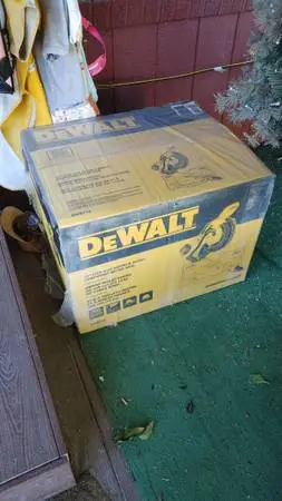 DeWalt 12 (305 mm) Doble-Bevel Compound Miter Saw