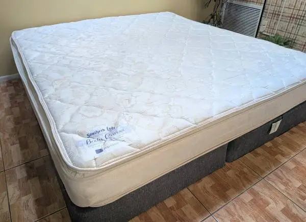 12 inch King Size Mattress and box spring. FREE DELIVERY SAME DAY 🚚..