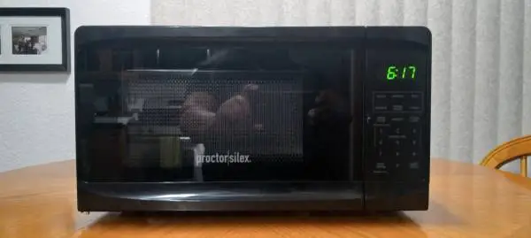 PROCTOR SILEX .07 CU FT. 700 WATT DIGITAL MICROWAVE - $40