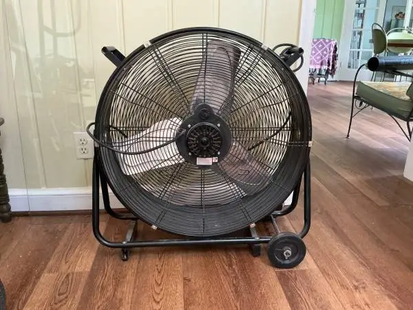 Utilitech fan 24”